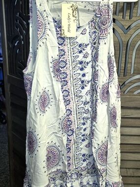 Ladys World White Paisley Sleeveless Top